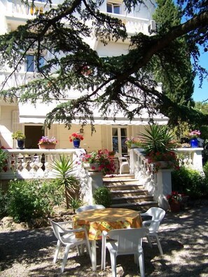 Outdoor dining - Hôtel Le Thimothée (Saint-Raphaël)