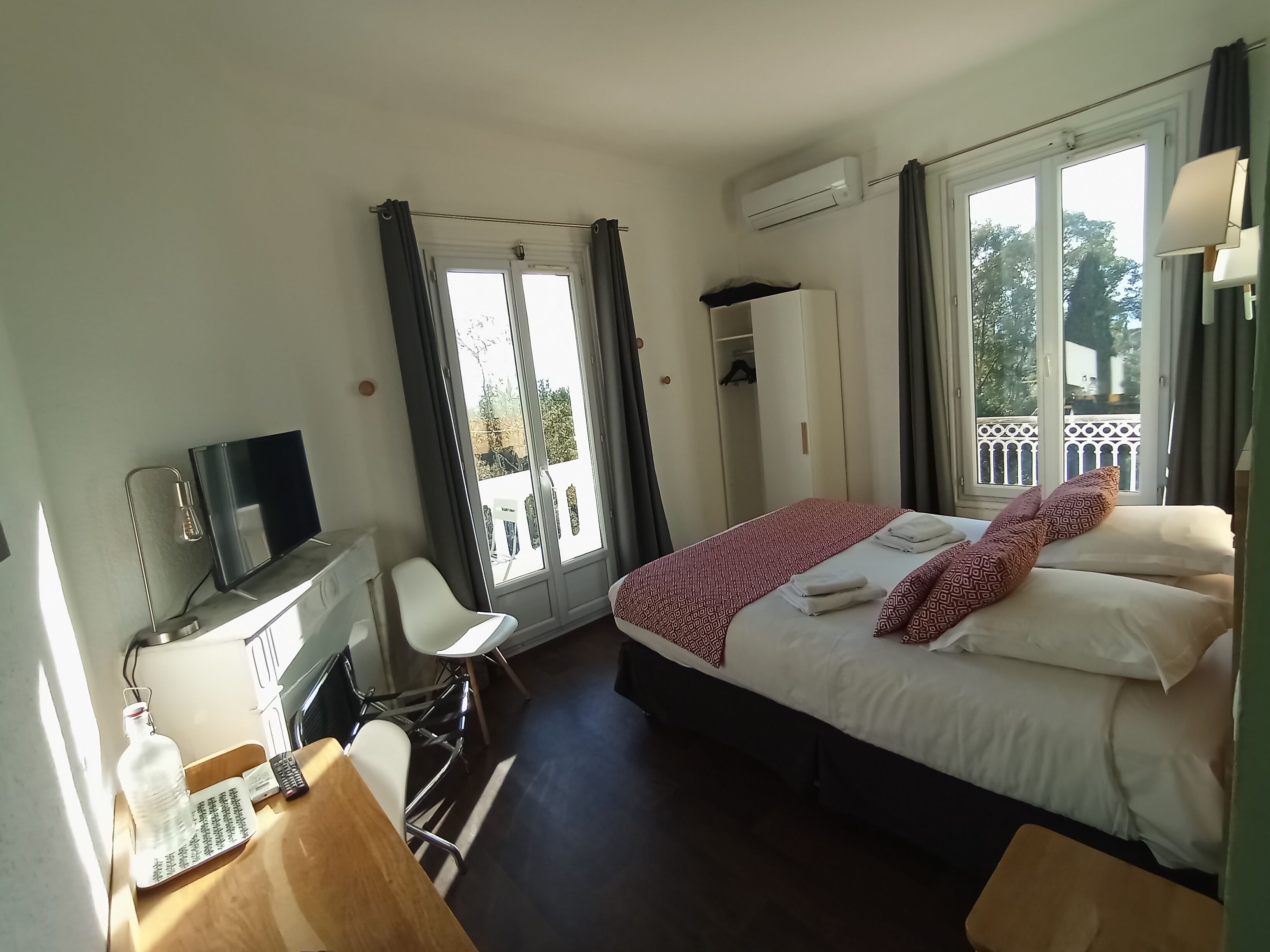 غرفة سوبيريور مزدوجة - بشرفة - منظر للخليج | ملاءات للفراش لا تسبب الحساسية وأسرّة بإسفنج يتكيف مع شكل الجسم