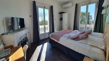 Hypo-allergenic bedding, memory-foam beds, minibar, in-room safe