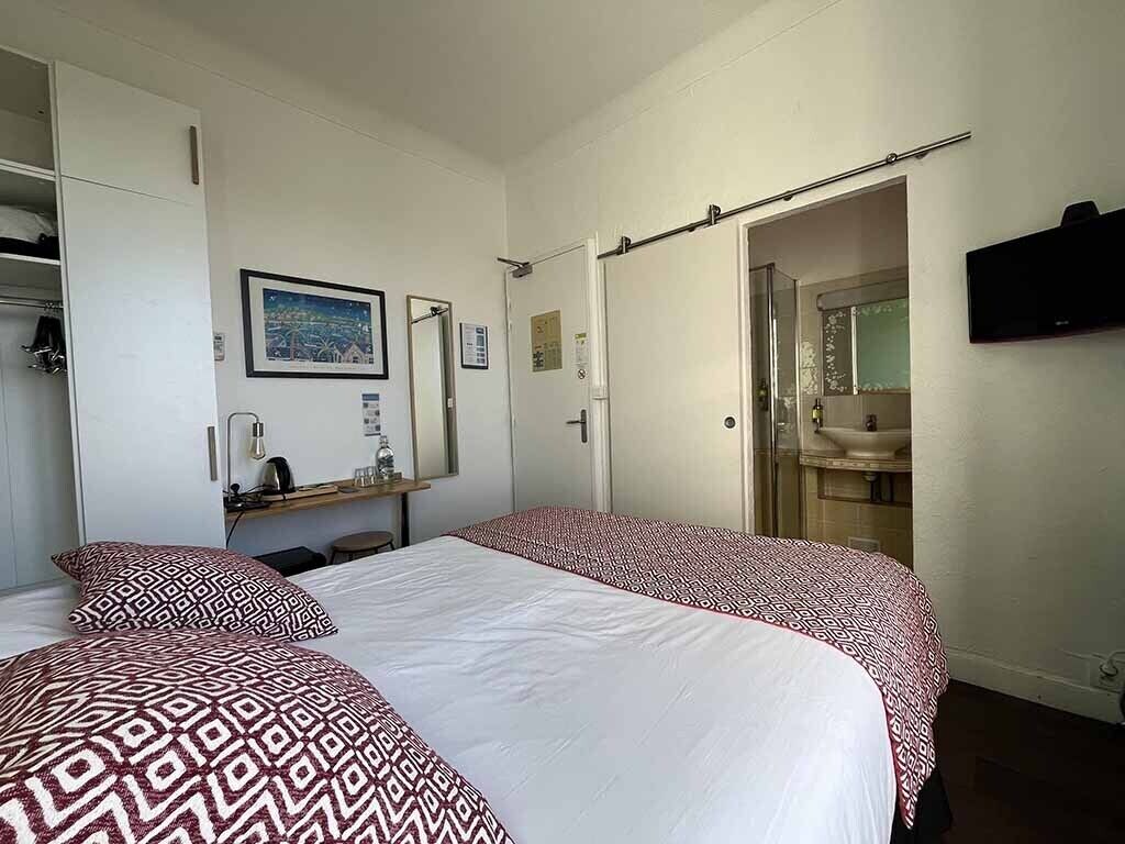 غرفة مزدوجة كلاسيكية - منظر للخليج | ملاءات للفراش لا تسبب الحساسية وأسرّة بإسفنج يتكيف مع شكل الجسم