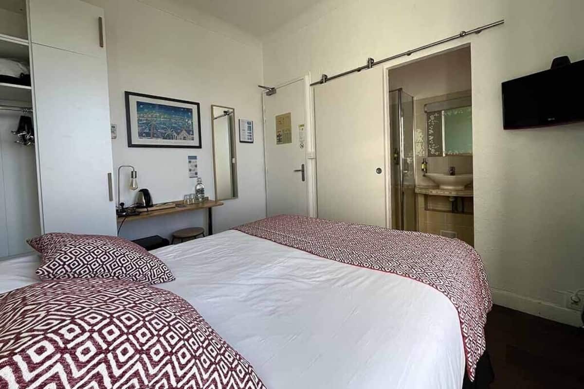 غرفة مزدوجة كلاسيكية - منظر للخليج | ملاءات للفراش لا تسبب الحساسية وأسرّة بإسفنج يتكيف مع شكل الجسم