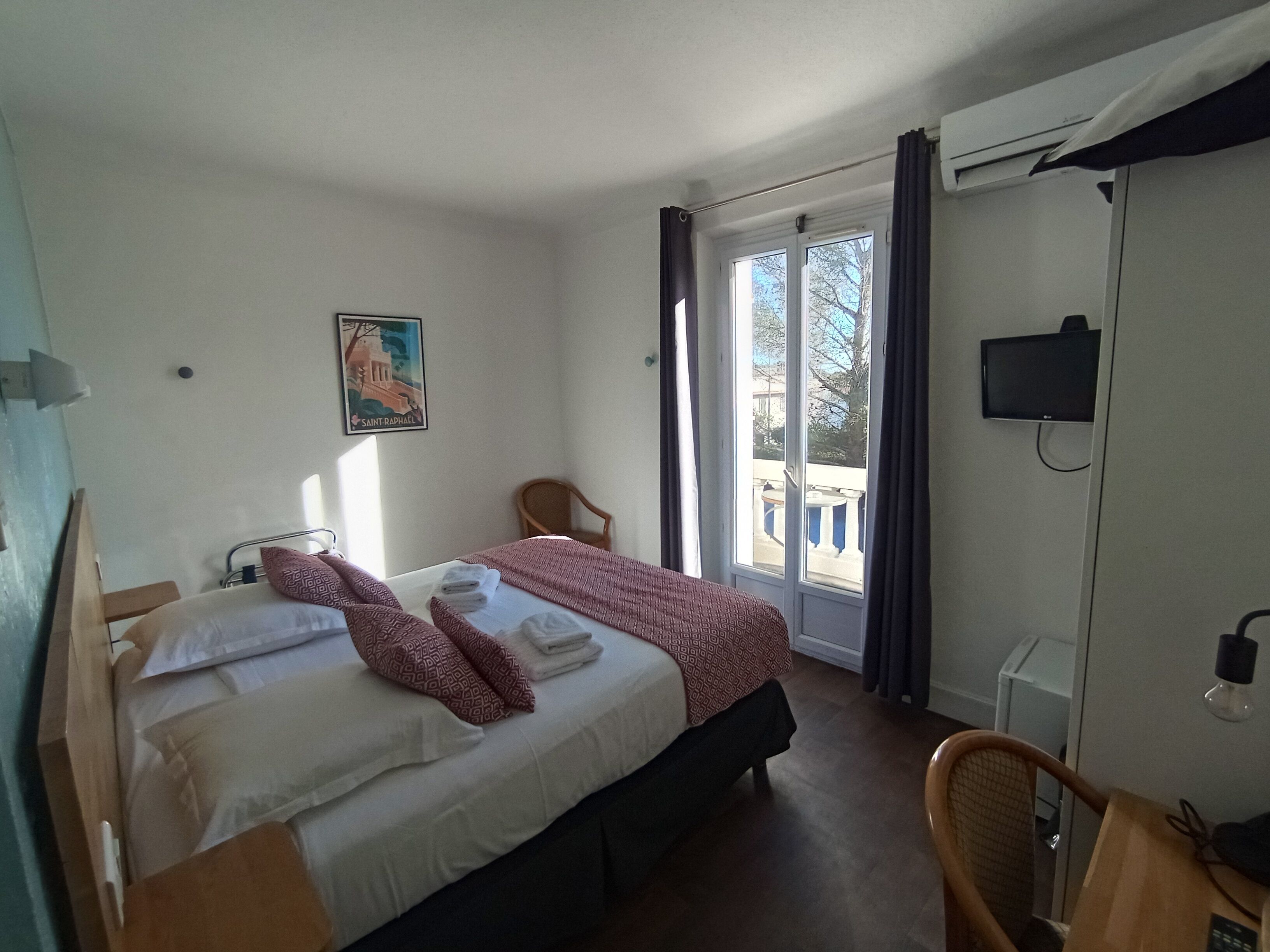 Superior tweepersoonskamer, balkon, uitzicht op de baai | Hypoallergeen beddengoed, bedden met traagschuimmatrassen, een minibar