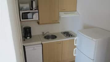 Family Studio, Garden View | Private kitchen | Microwave, coffee/tea maker, electric kettle