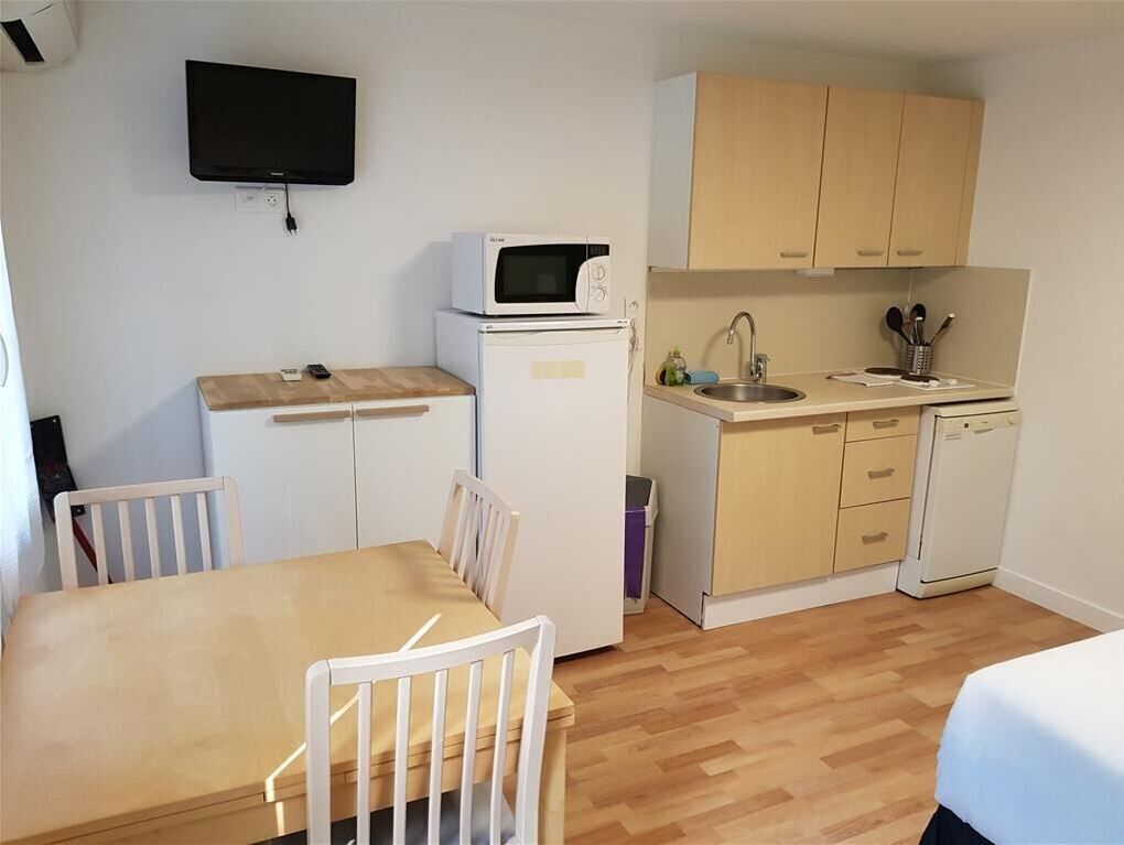 Studio, Patio, Garden View | Private kitchen | Microwave, coffee/tea maker, electric kettle