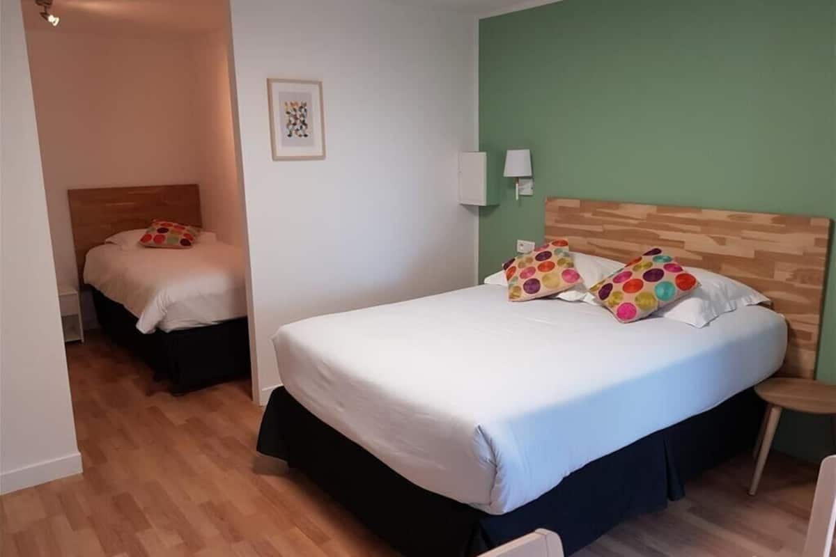 Studiolejlighed - terrasse - udsigt til have | Pengeskab på værelset, mørklægningsgardiner, strygejern/strygebræt