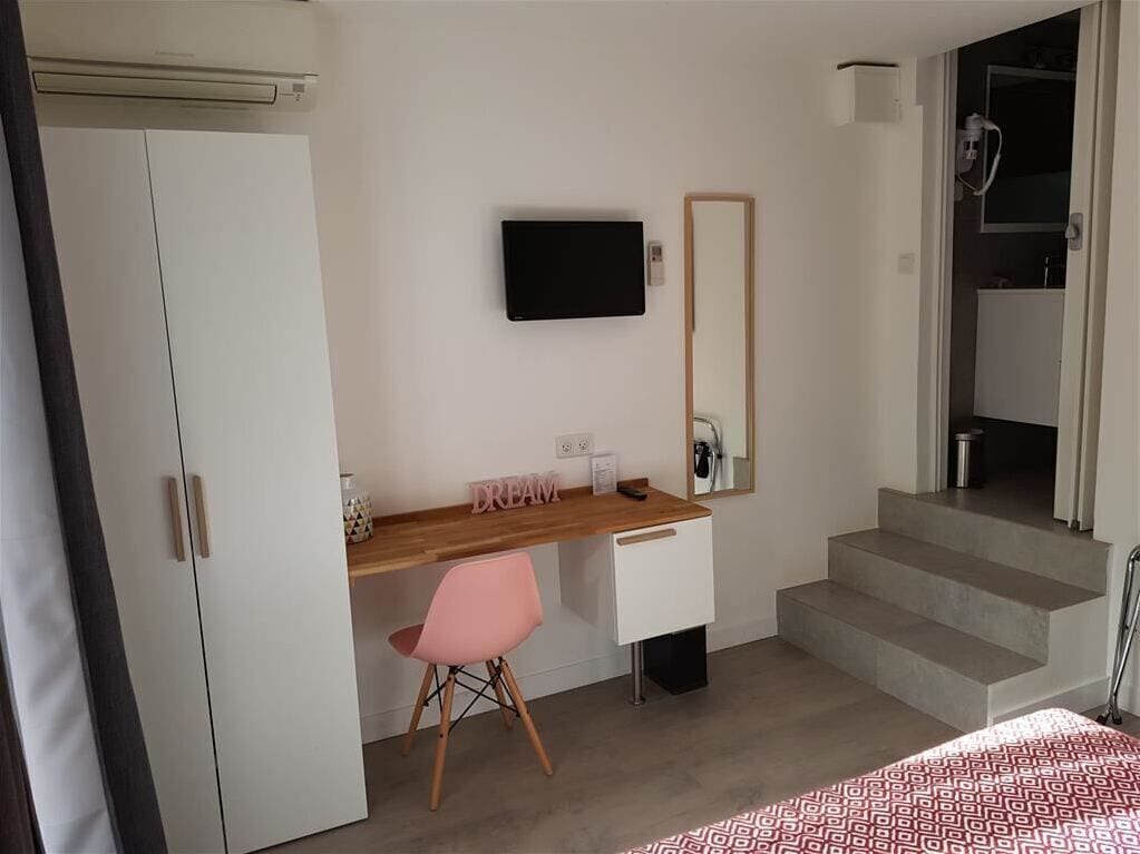 Literie hypoallergénique, matelas mémoire de forme, minibar