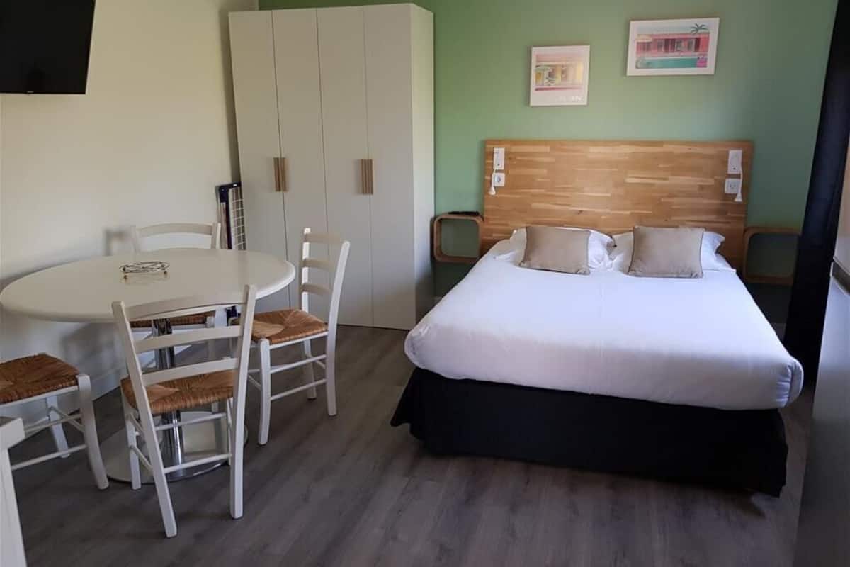 Familie-studiolejlighed - udsigt til have | Pengeskab på værelset, mørklægningsgardiner, strygejern/strygebræt