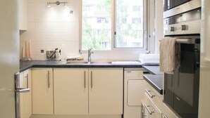 Cafetera y tetera, refrigerador, microondas y horno 