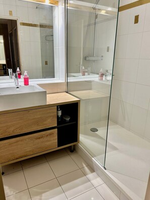 Douche, serviettes fournies