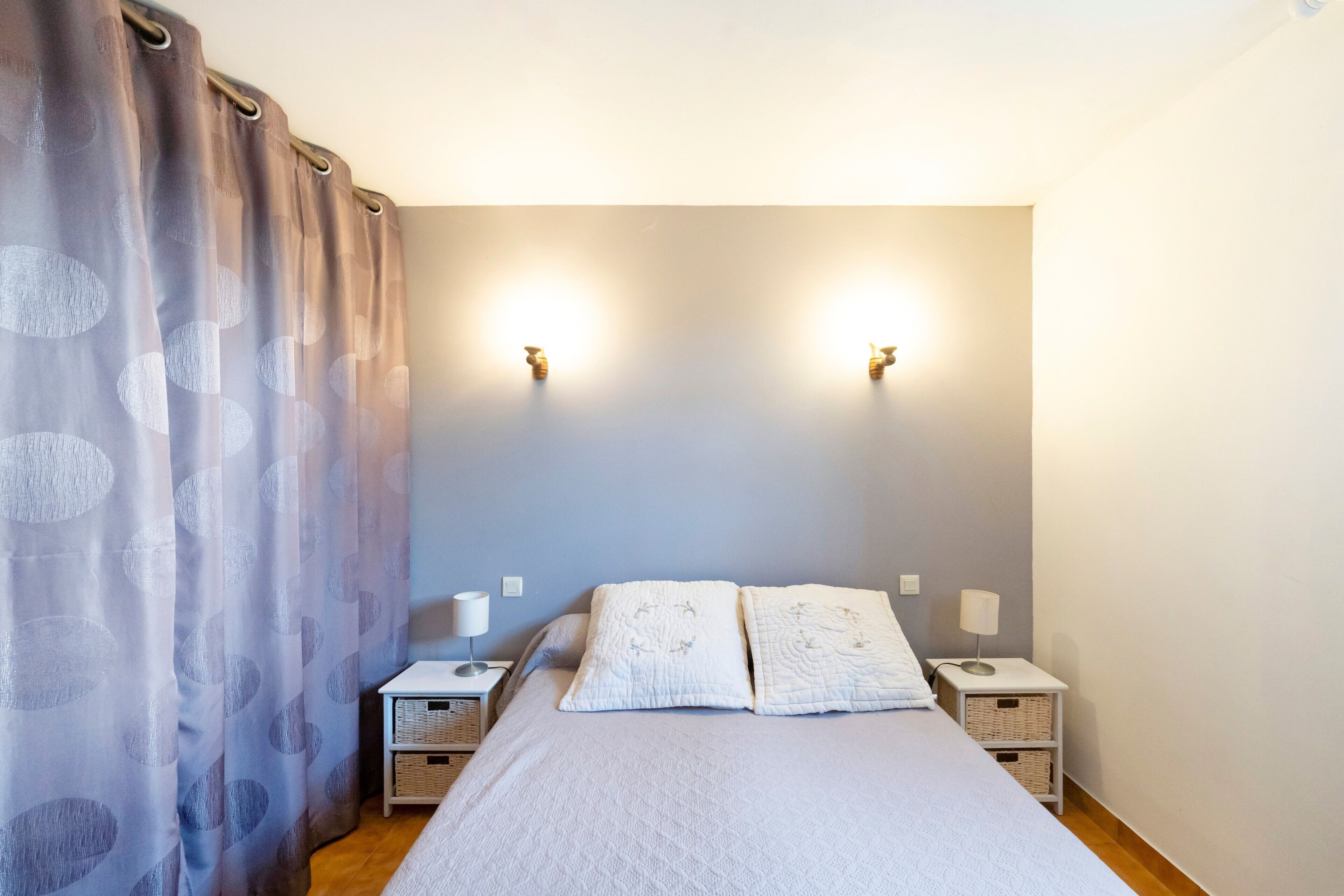 1 slaapkamer, een strijkplank/strijkijzer, wifi
