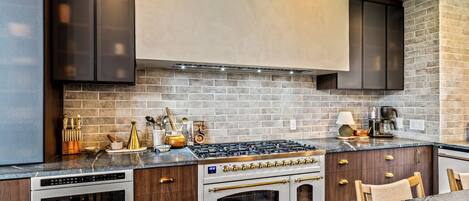 Réfrigérateur, four à micro-ondes, un four, surface de cuisson