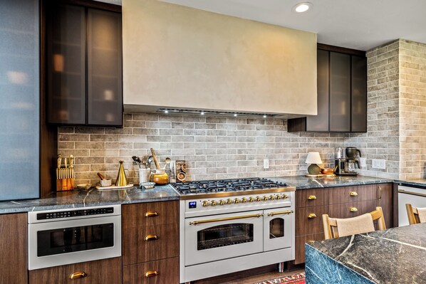 Een koelkast, een magnetron, een oven, een kookplaat