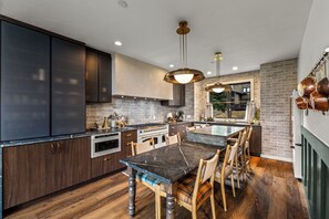 Een koelkast, een magnetron, een oven, een kookplaat