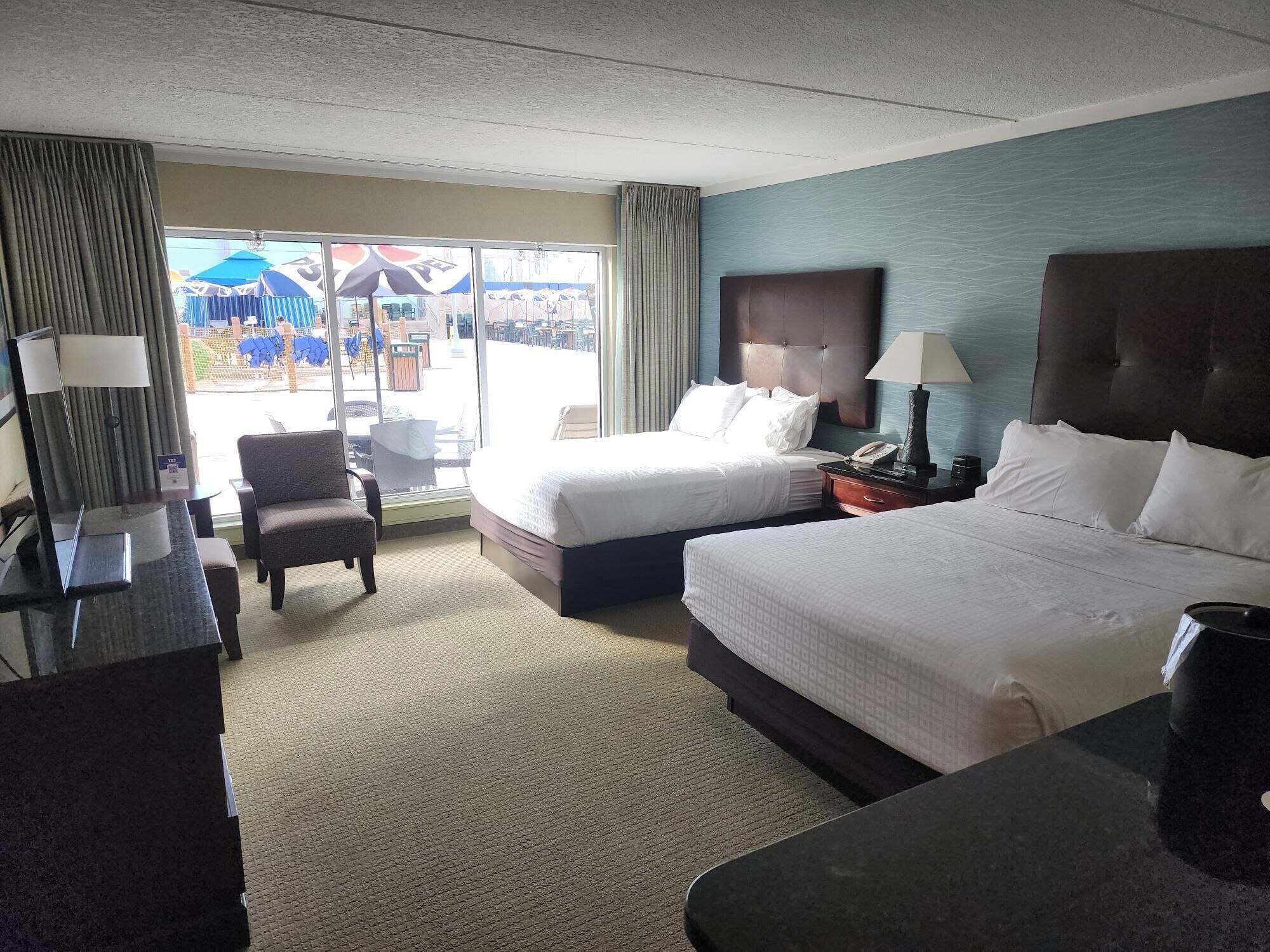 Deluxe-dobbeltværelse - parkudsigt | Pengeskab på værelset, mørklægningsgardiner, strygejern/strygebræt