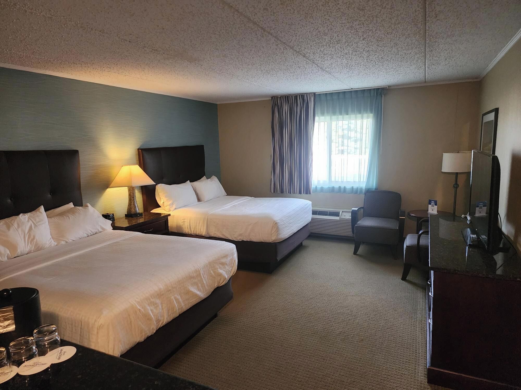 Pengeskab på værelset, mørklægningsgardiner, strygejern/strygebræt