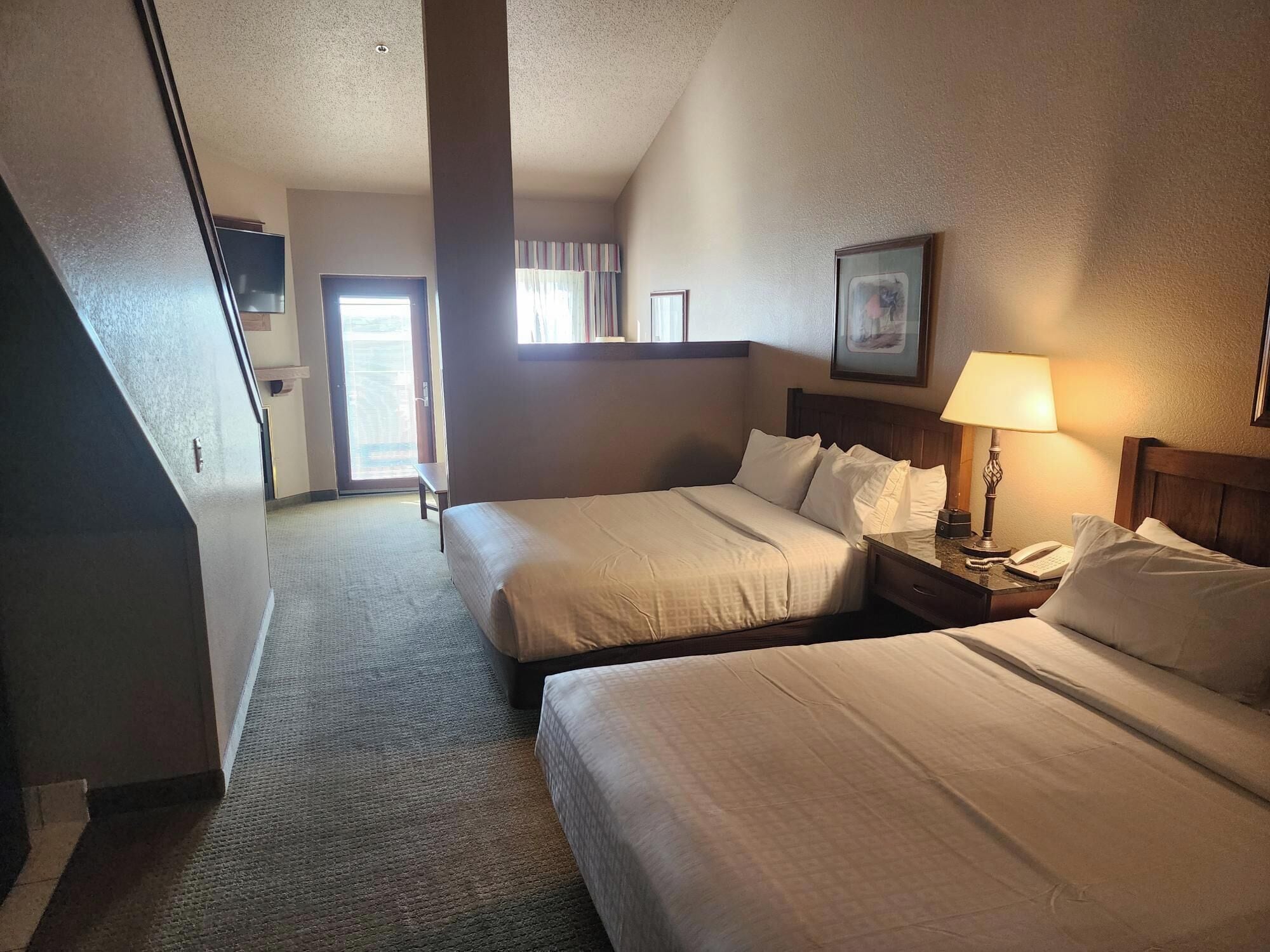 Loftsværelse - balkon | Pengeskab på værelset, mørklægningsgardiner, strygejern/strygebræt