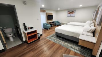 Kamar Double Premium | Brankas, tirai kedap cahaya, setrika/meja setrika, dan Wi-Fi gratis