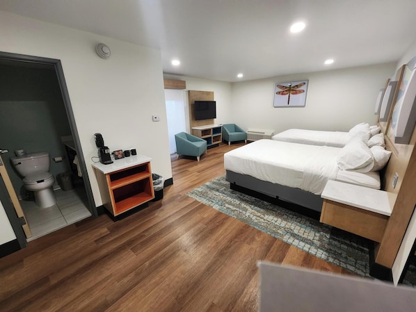 Premium Double Room | In-room safe, blackout drapes, iron/ironing board, free WiFi - Zehnders Splash Village (Frankenmuth)