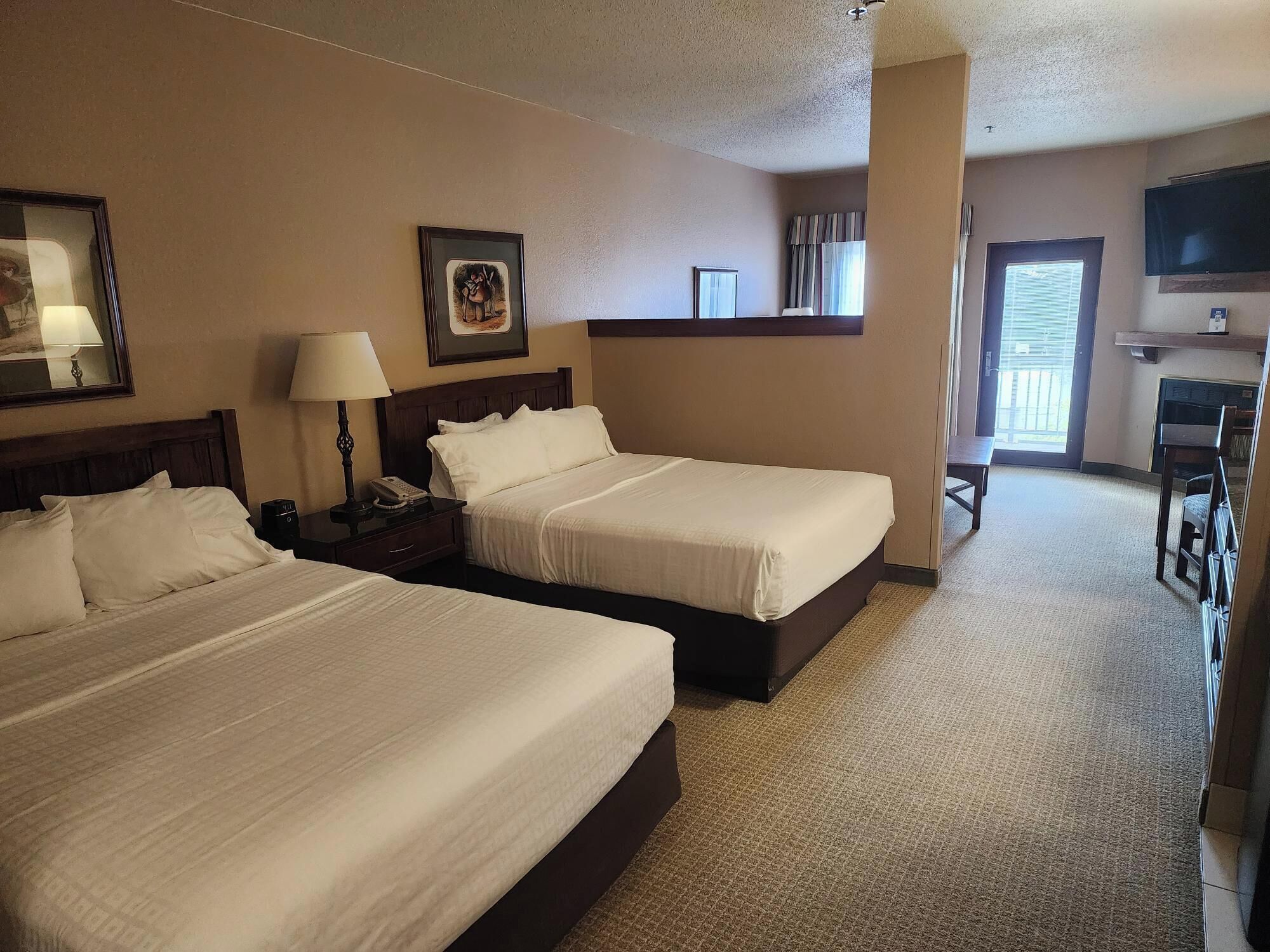 Suite - balkon | Pengeskab på værelset, mørklægningsgardiner, strygejern/strygebræt