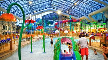 Una piscina techada, una piscina al aire libre de temporada