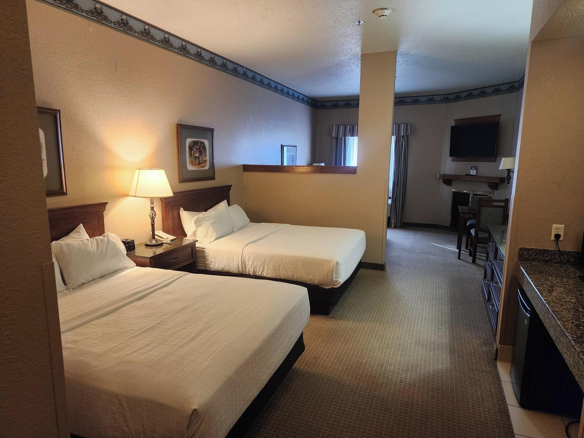 Suite | Pengeskab på værelset, mørklægningsgardiner, strygejern/strygebræt