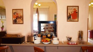 A breakfast bar with a vintage radio, a fruit bowl, and a coffee machine. - Hotel Lo Scudiero (Turin)