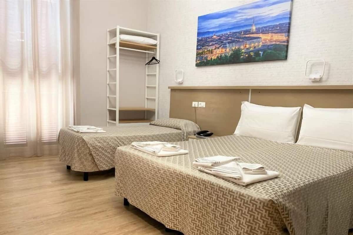Driepersoonskamer, balkon | Een bureau, een strijkplank/strijkijzer, gratis wifi