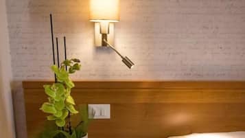Escritorio, tabla de planchar con plancha y wifi gratis