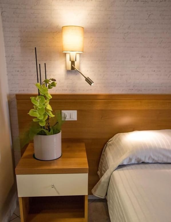 Een bureau, een strijkplank/strijkijzer, gratis wifi