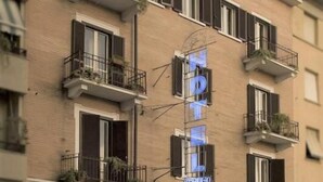A hotel with a sign reading "HOTEL" and "HOTEL DEI" on the facade. - Hotel Lo Scudiero (Turin)