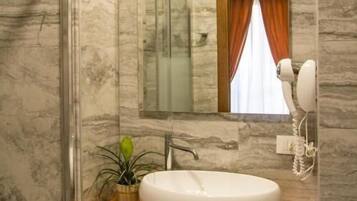 Dusche, kostenlose Toilettenartikel, Haartrockner, Handtücher