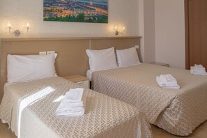 Driepersoonskamer, balkon | Een bureau, een strijkplank/strijkijzer, gratis wifi