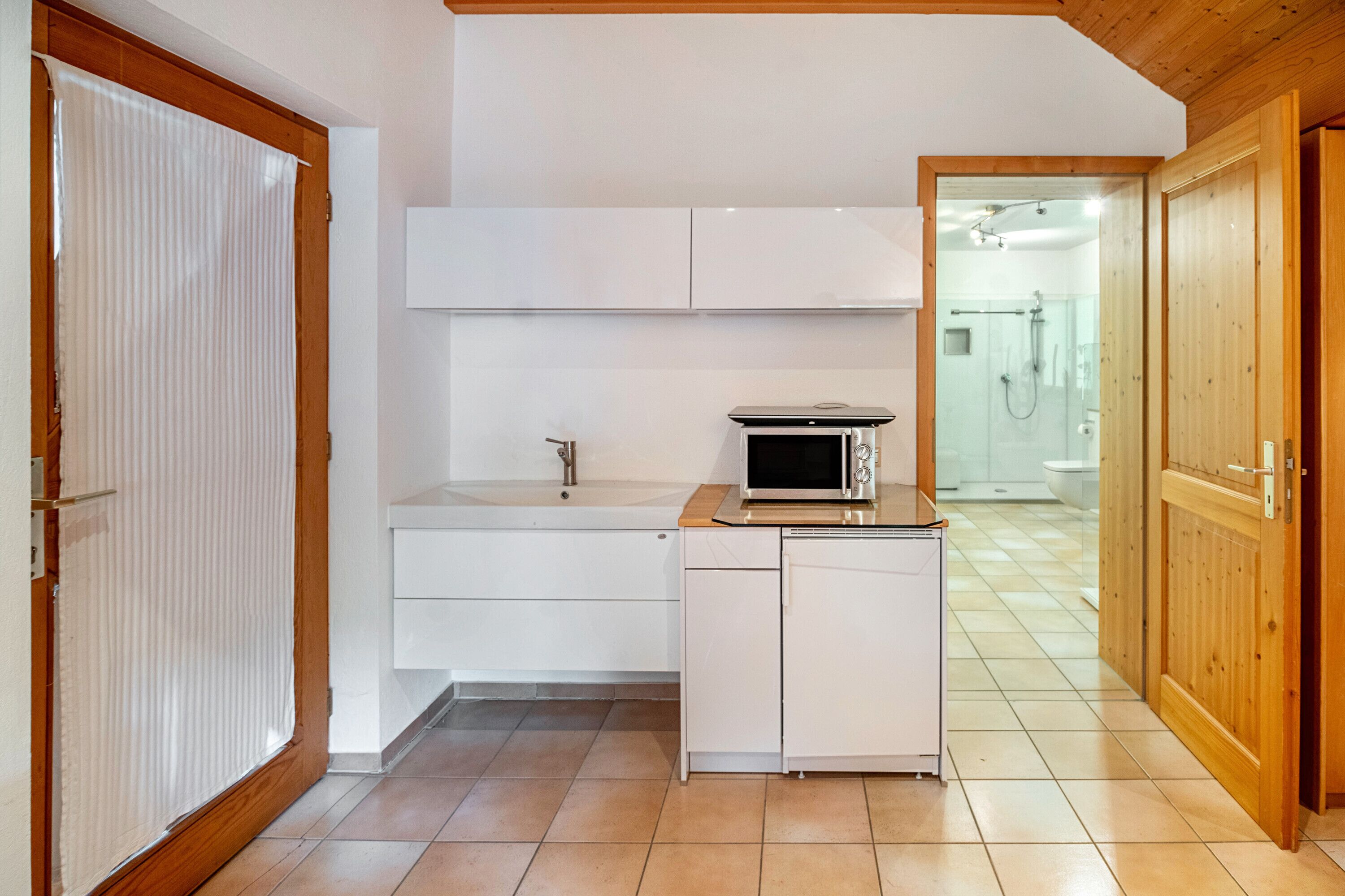 Fridge, microwave, stovetop, coffee/tea maker