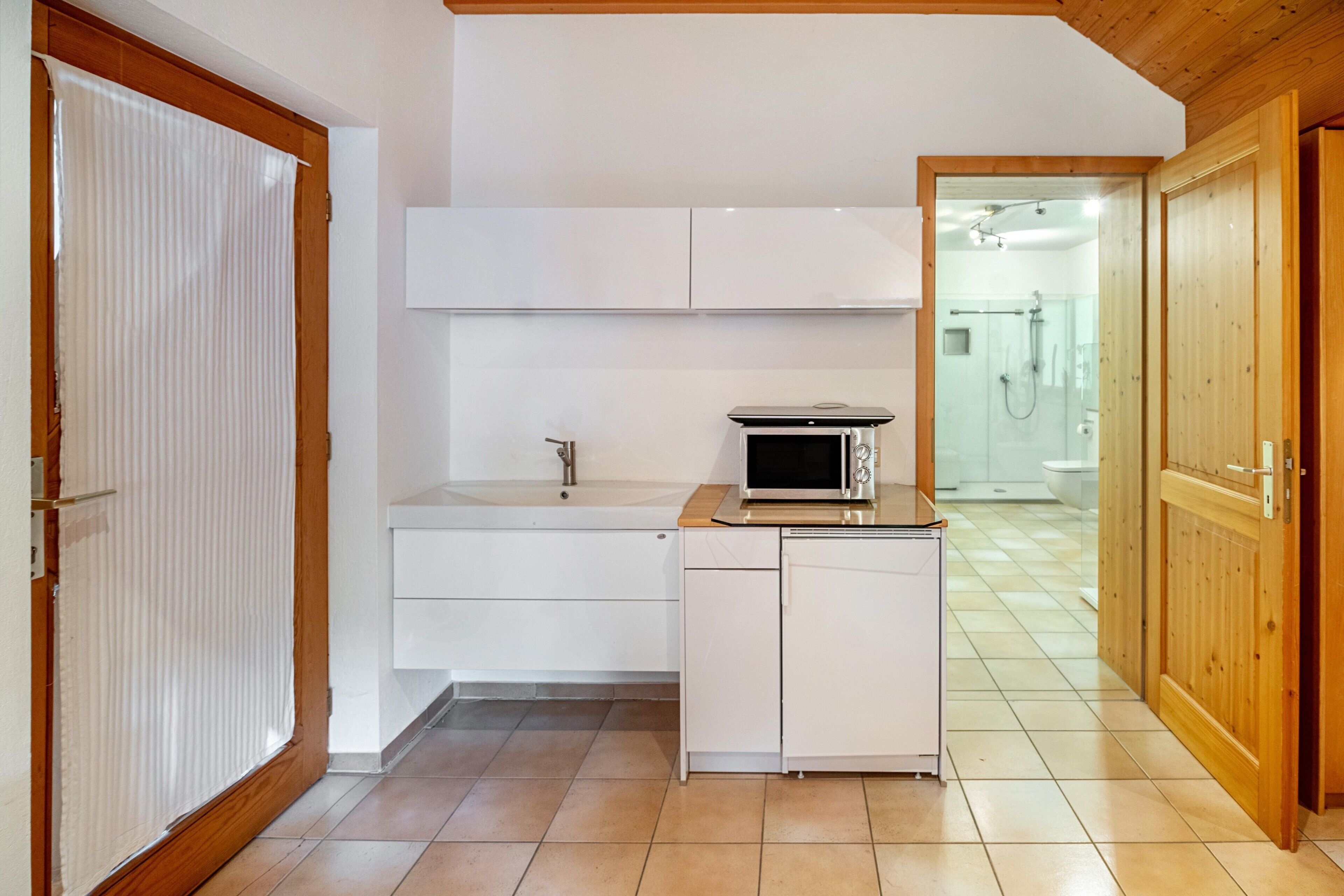 Køleskab, mikrobølgeovn, kogeplade, kaffe-/temaskine