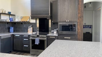 Een koelkast, een magnetron, een oven, een kookplaat