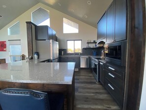 Jääkaappi, mikroaaltouuni, uuni, liesi