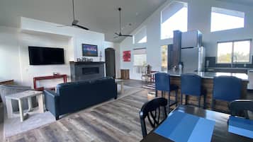 Een smart-tv en een open haard