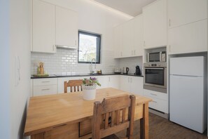 Frigorífico, microondas, horno y placa de cocina