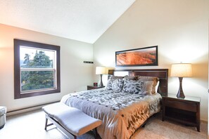 3 slaapkamers, een strijkplank/strijkijzer, reisbedje, gratis wifi