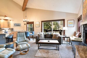 Een televisie en een open haard