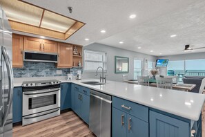 Condo, varias camas (The Pointe #401) | Cocina privada