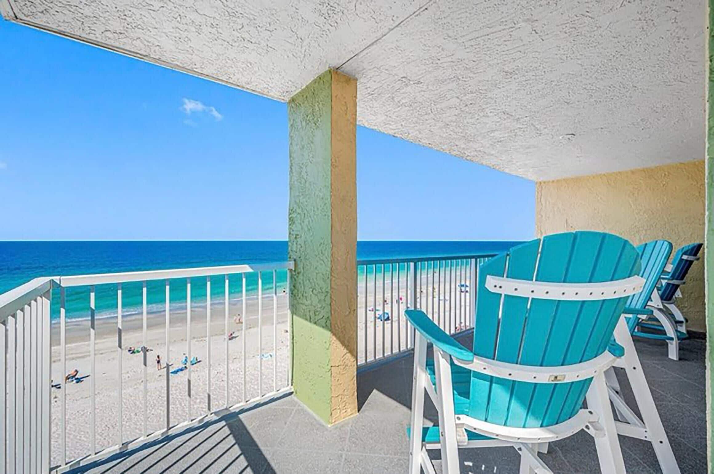 Un balcon avec vue sur la plage et l’océan.