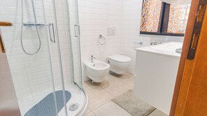 Dusche, Haartrockner, Bidet