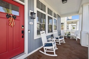 Terrace/patio - Vista Azul - Harbor Shores getaway. Downtown with comm pool (St Joseph)