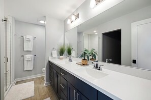 Hair dryer, towels - Vista Azul - Harbor Shores getaway.  Downtown with comm pool (St Joseph)