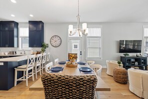 Dining - Vista Azul - Harbor Shores getaway.  Downtown with comm pool (St Joseph)