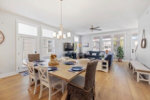 Smart TV, fireplace, books - Vista Azul - Harbor Shores getaway. Downtown with comm pool (St Joseph)