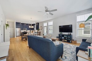 Smart TV, fireplace, books - Vista Azul - Harbor Shores getaway.  Downtown with comm pool (St Joseph)