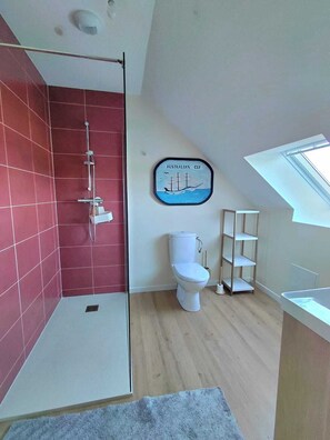 Doccia, asciugamani, carta igienica