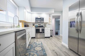 Refrigerador, microondas, horno y parrilla de estufa 